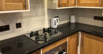 2-Bed Cottage, Sleeps 4, 10 mins to Glasgow Centre