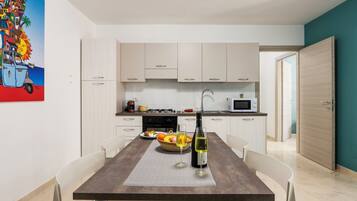 Kühlschrank, Mikrowelle, Ofen, Kochgeschirr/Geschirr/Besteck