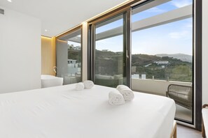 4 Schlafzimmer, Zimmersafe, Schreibtisch, Bügeleisen/Bügelbrett