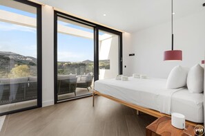 4 chambres, coffres-forts dans les chambres, bureau