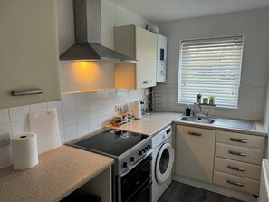 Fridge, microwave, oven, stovetop - Derby House- 2 Bedrooms-Free Parking- Tv and Wifi (Derby)