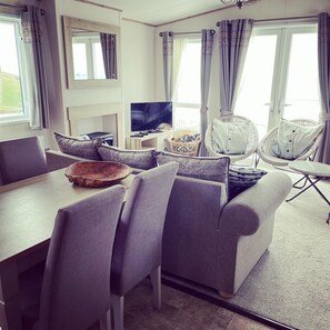 Una televisión, un reproductor estéreo