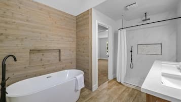 Haartrockner, Handtücher, Seife, Toilettenpapier