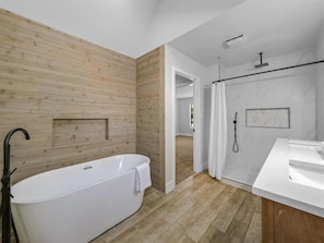 Haartrockner, Handtücher, Seife, Toilettenpapier
