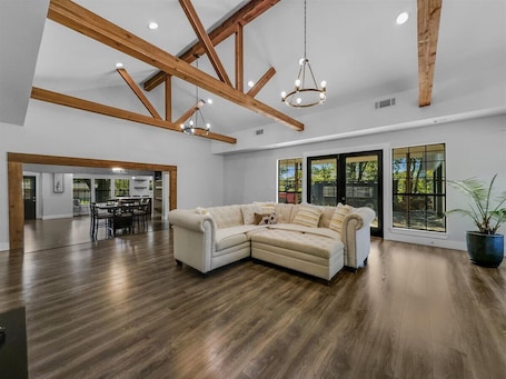 Smart TV, fireplace. Charming 4-bedroom house in lovely Richland Hills