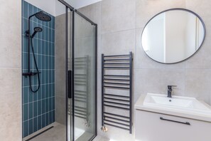 Een douche, een haardroger, handdoeken