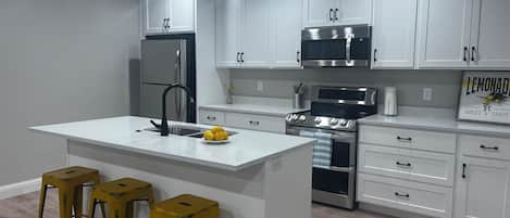 Geladeira, micro-ondas, fogão, cooktop