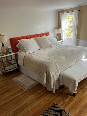 5 bedrooms, iron/ironing board, WiFi, bed sheets