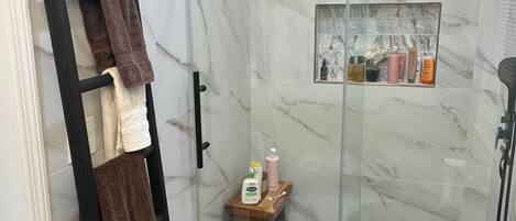 Douche, sĂšche-cheveux, serviettes fournies, savon