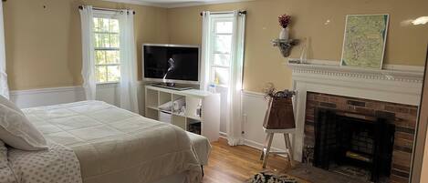 5 bedrooms, iron/ironing board, WiFi, bed sheets