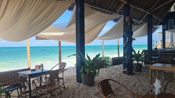 Se sirven desayunos, almuerzos y cenas; con vista a la playa