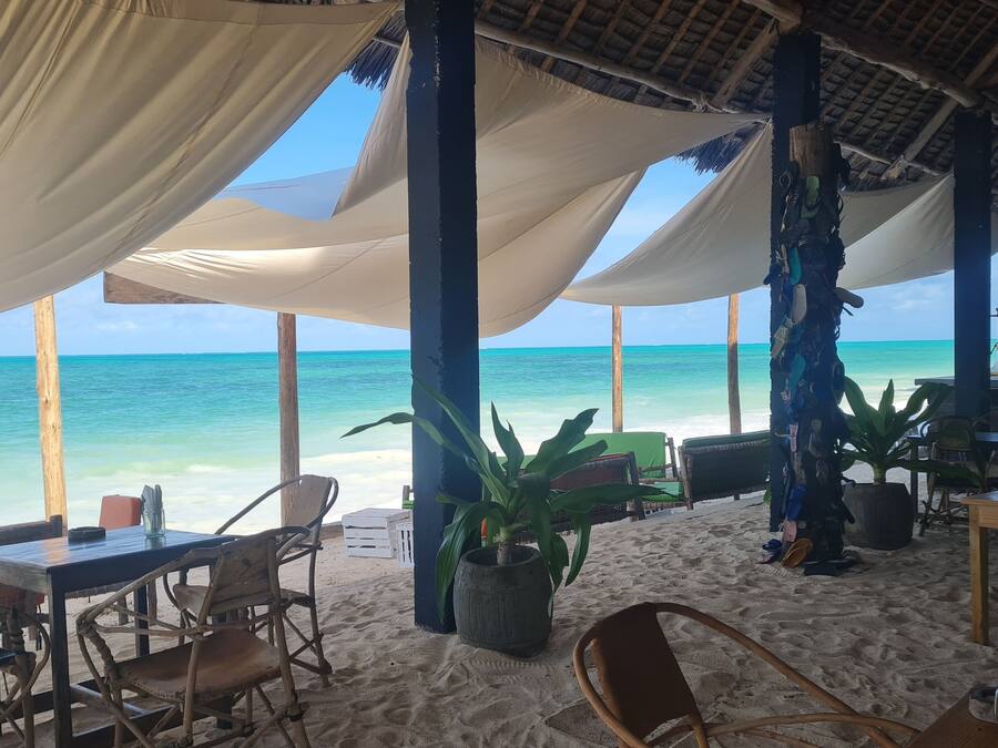 Se sirven desayunos, almuerzos y cenas; con vista a la playa