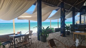 Serviço de café da manhã, almoço, jantar; vistas para a praia