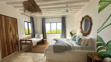 Habitación triple Deluxe, vista a la playa | Caja de seguridad en la habitación y decoración personalizada