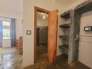 Quarto casal luxo, vista para o mar | Banheiro | Chuveiro, bidê, toalhas de banho, sabonete