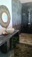 Ducha, bidet, toallas, jabón