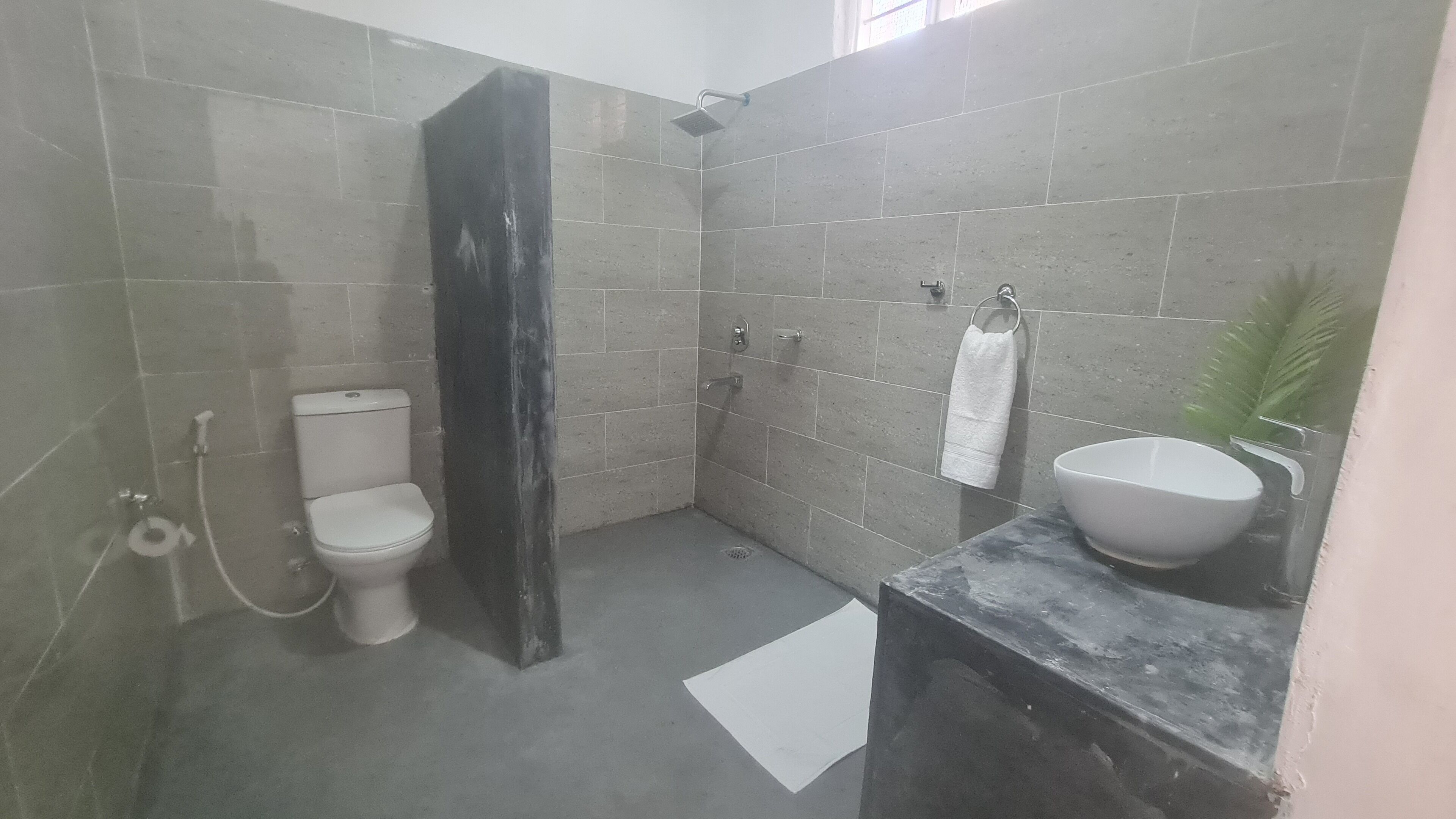 Un baño con inodoro, ducha y lavamanos.