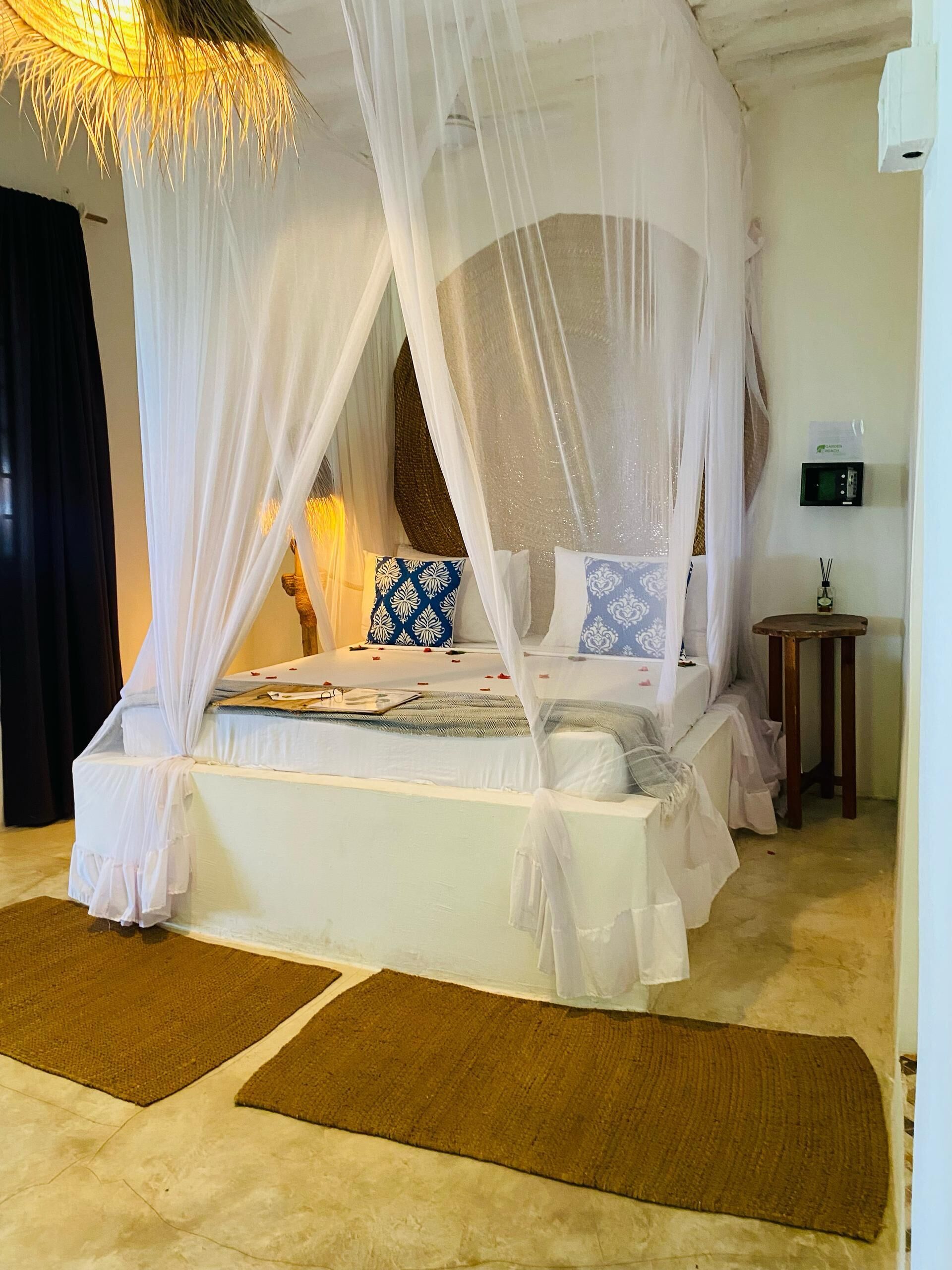 Habitación cuádruple básica, vista al mar | Caja de seguridad en la habitación y decoración personalizada 