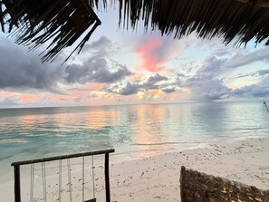 Suite Confort, vistas a la playa | Caja fuerte, decoración individual, mobiliario individual y wifi gratis