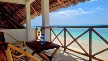 Comfort suite, uitzicht op het strand | Uitzicht vanuit de kamer