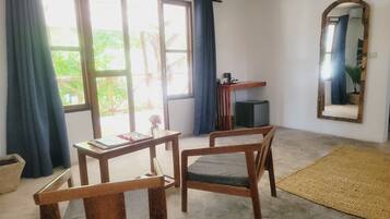 Deluxe Twin Room | Living area