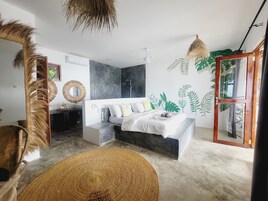 Suite Confort, vistas a la playa | Caja fuerte, decoración individual, mobiliario individual y wifi gratis