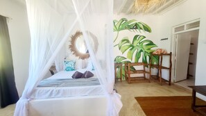 Quarto triplo, vista para o mar | 1 quarto, cofres nos quartos, individualmente decorados