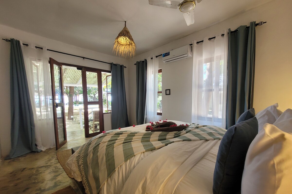 Deluxe Double Room, Sea View | In-room safe, WiFi (free), individually decorated
