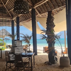 Aperto a colazione, pranzo e cena, con vista sulla spiaggia
