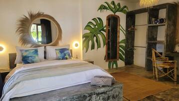 Deluxe-Doppelzimmer, Meerblick | Zimmersafe, individuell dekoriert, individuell eingerichtet