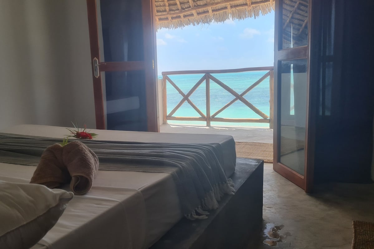 Suite Confort, vista a la playa | 1 habitación y caja de seguridad en la habitación