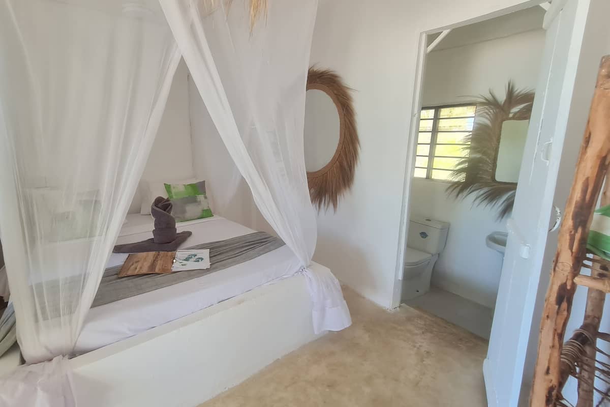 Quarto casal básico, vista para o mar | 1 quarto, cofres nos quartos, individualmente decorados