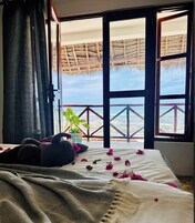 Suíte conforto, vista para a praia | Cofres nos quartos, individualmente decorados