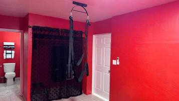 1 habitación, tabla de planchar con plancha, wifi y ropa de cama