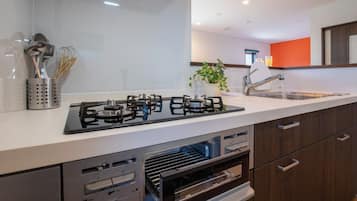 Fridge, microwave, stovetop, cookware/dishes/utensils