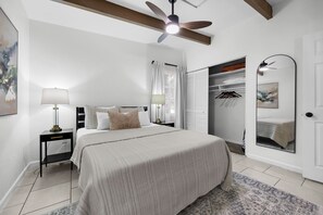 4 slaapkamers, een bureau, een strijkplank/strijkijzer, reisbedje