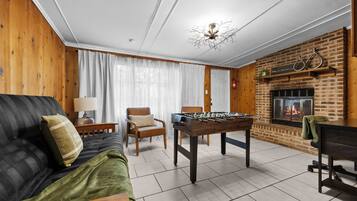 Smart TV, chimenea y futbolito