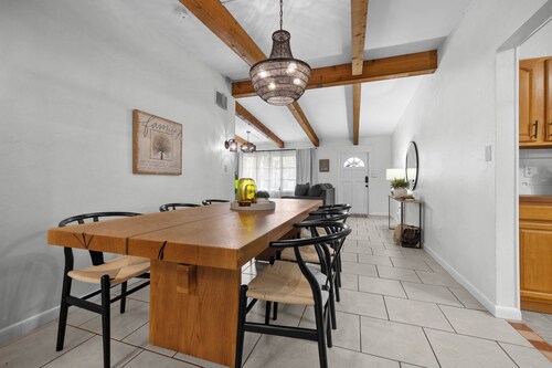 Cozy 4BR Family Stay w/ Firepit+BBQ+Games Near UF, Shands & Everything in GNV