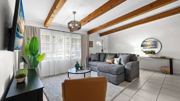 Smart TV, chimenea y futbolito