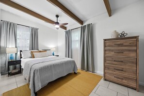 4 chambres, bureau, fer et planche à repasser, lit parapluie