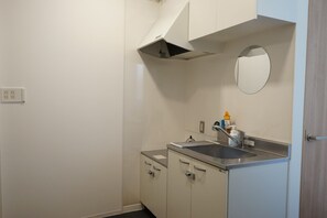 Mikrovågsugn, ugn, spishäll och grytor/köksredskap