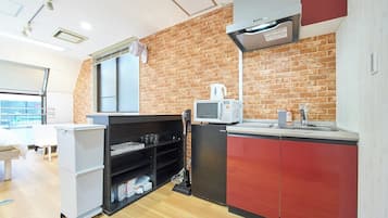 Fridge, microwave, stovetop, cookware/dishes/utensils