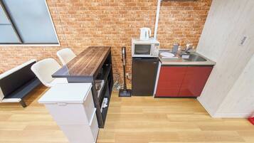 Fridge, microwave, stovetop, cookware/dishes/utensils