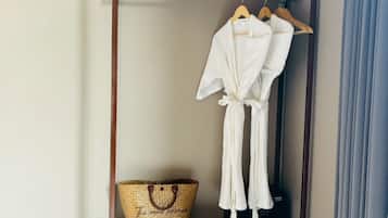 Villa with Private Pool | Värdeförvaringsskåp på rummet, skrivbord och gratis wi-fi