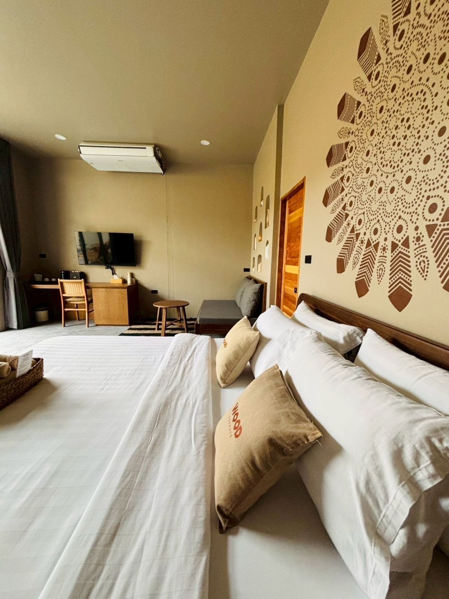 In-room safe, desk, free WiFi