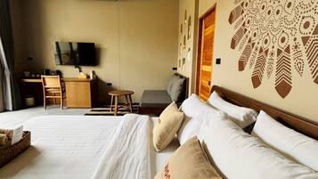 In-room safe, desk, free WiFi