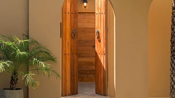 Villa with Bathtub | Caja de seguridad en la habitación, escritorio y wifi gratis