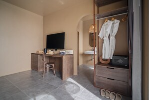 Pool Access | Cofres nos quartos, escrivaninha, Wi-Fi de cortesia