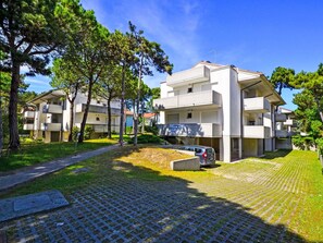 Exterior - Lovely apartment for 5 guests with pool, WIFI, A/C, TV, balcony and pets allowed (Lignano Sabbiadoro)