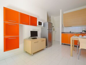 Microwave, high chair - Nice apartment for 5 guests with A/C, pool, WIFI, TV, balcony and pets allowed (Lignano Sabbiadoro)